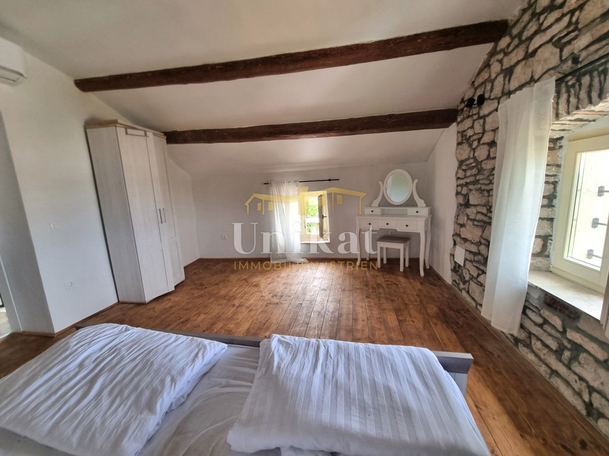 Renovirana kamnita hiša s bazenom 3 km od morja